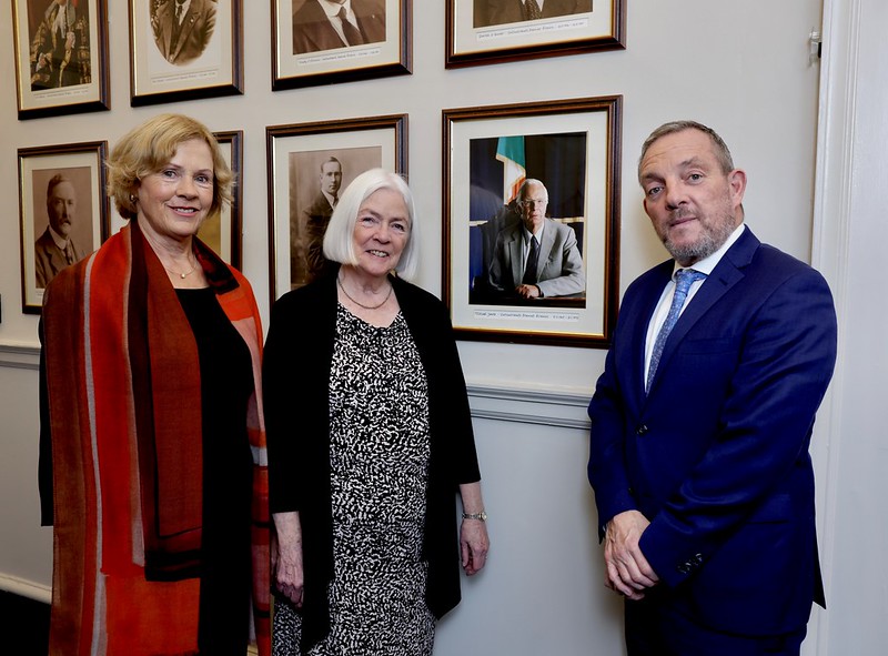 The Cathaoirleach pictured with Caitríona & Siobhán Yeats, granddaughters of W.B. Yeats, beside a photo of their father, former Cathaoirleach Michael Yeats