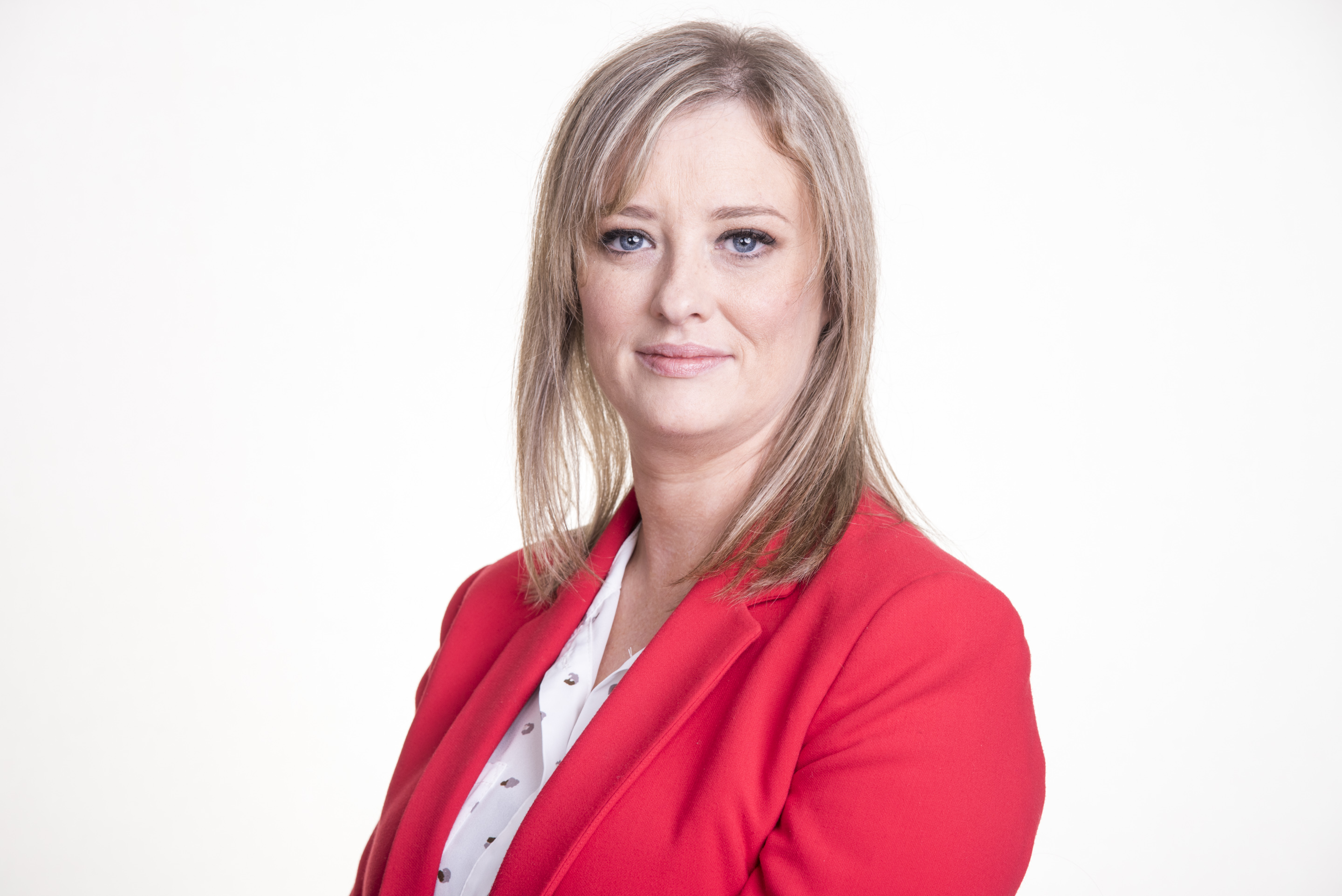 Colour head and shoulders photograph of Máiría Cahill, a former Member of Seanad Éireann.