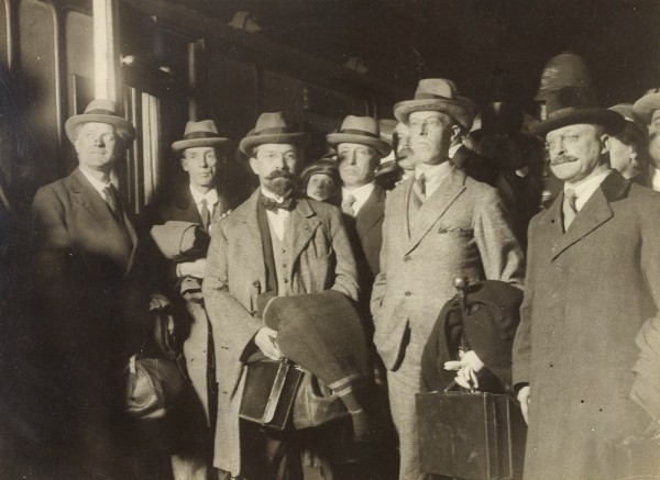 Group of plenipotentiaries  departing for London 1921