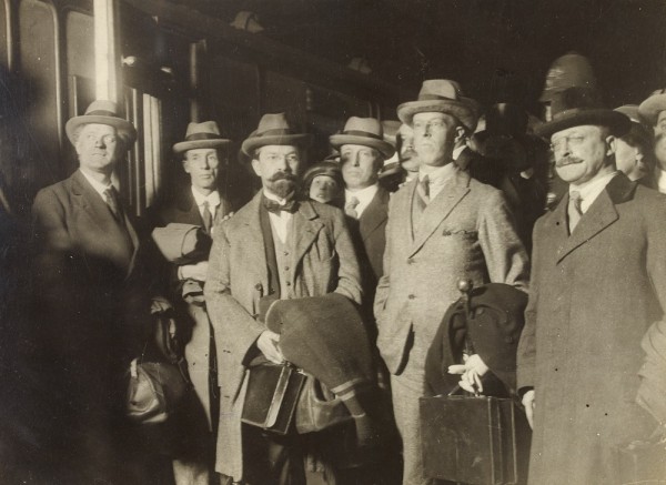 Group of plenipotentiaries departing for London 1921