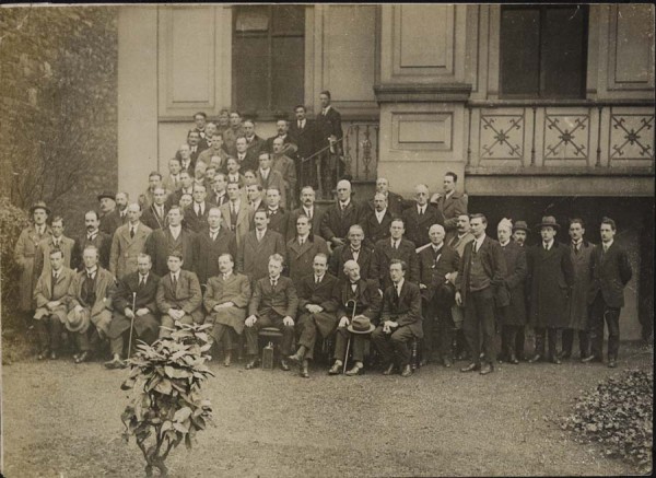 Photo of TDs outside the Mansion House 1922