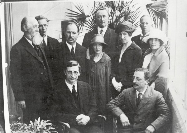 Group photo featuring Éamon de Valera and Arthur Griffith