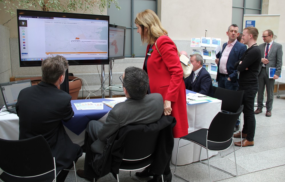 L&RS staff demonstrate constituency dashboards in LH2000