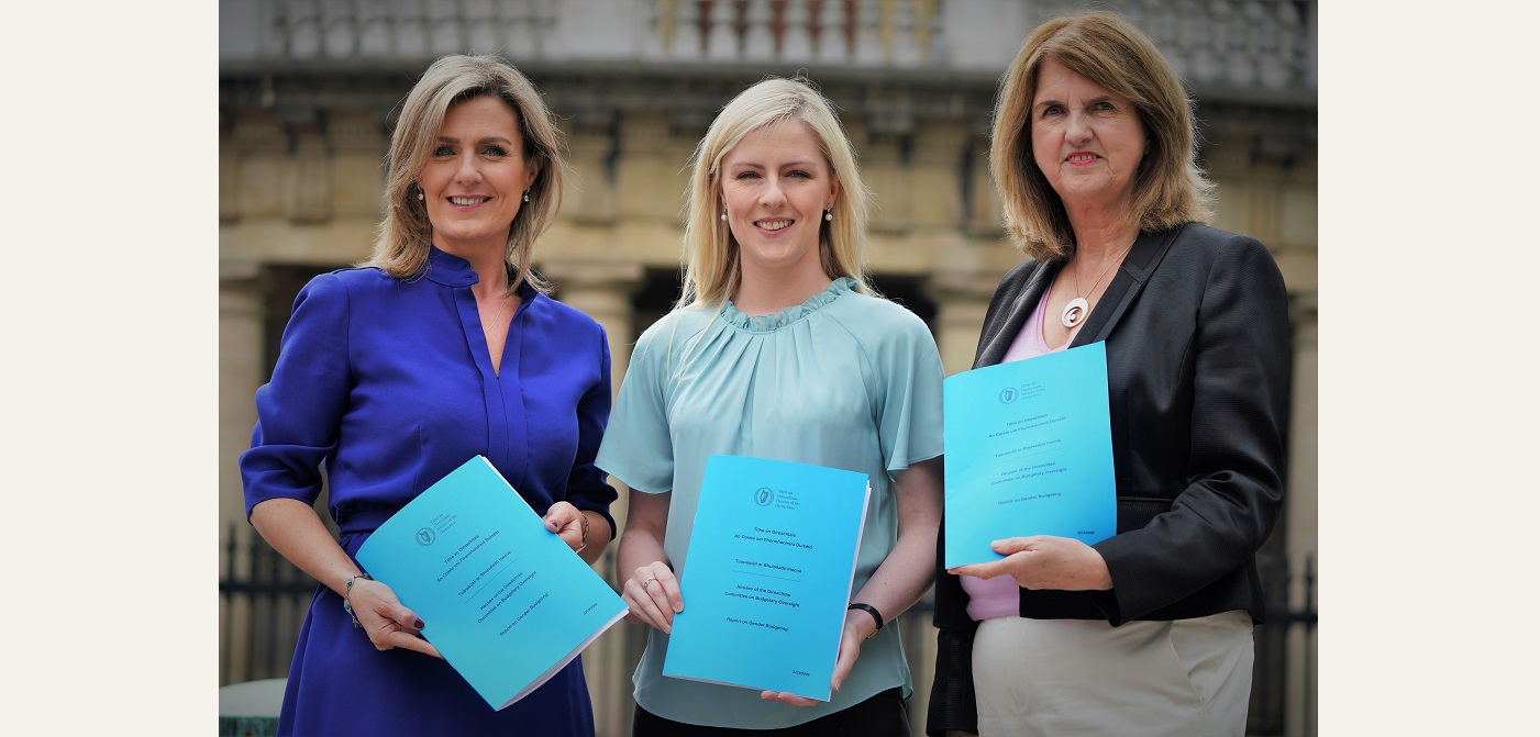 Deputies Maria Bailey, Lisa Chambers and Joan Burton holding copies of the Report on Gender Budgeting