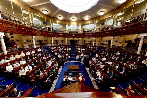 Group photo of attendees of Dáil na nÓg in the Dáil Chamber