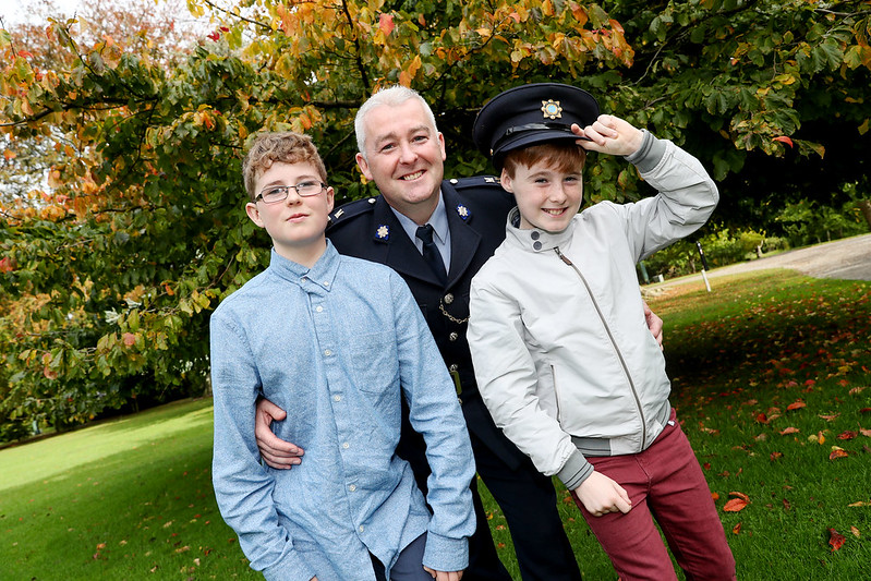 A member of the Garda Síochána with two boys at the Bravery Awards