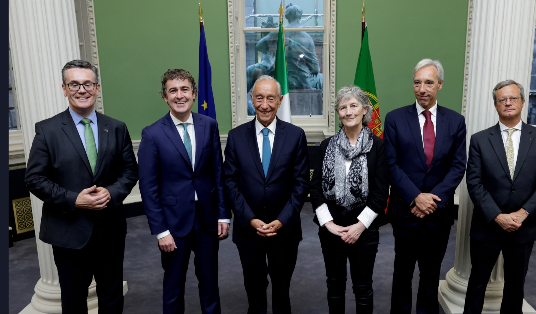 Colour photograph of Portuguese President Marcelo Rebelo de Sousa accompanied by the Cathaoirleach and Leas-Cheann Comhairle and other dignitaries